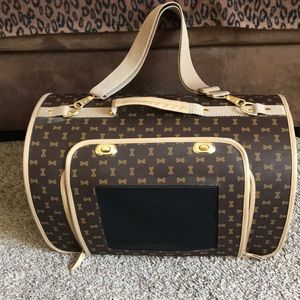 Small pet carrier.. Simply dog..